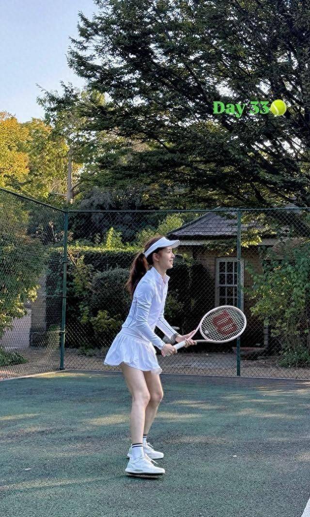 章泽天穿紧身上衣逛展原本以为是普通款结果